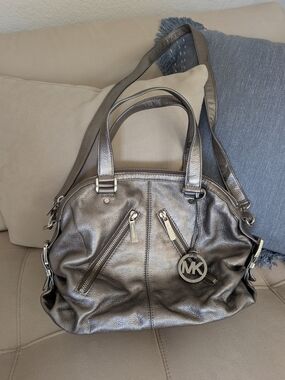 Michael Kors Hobo Leather Shoulder Bag Silver Metallic Pewter Silver Zip Pockets